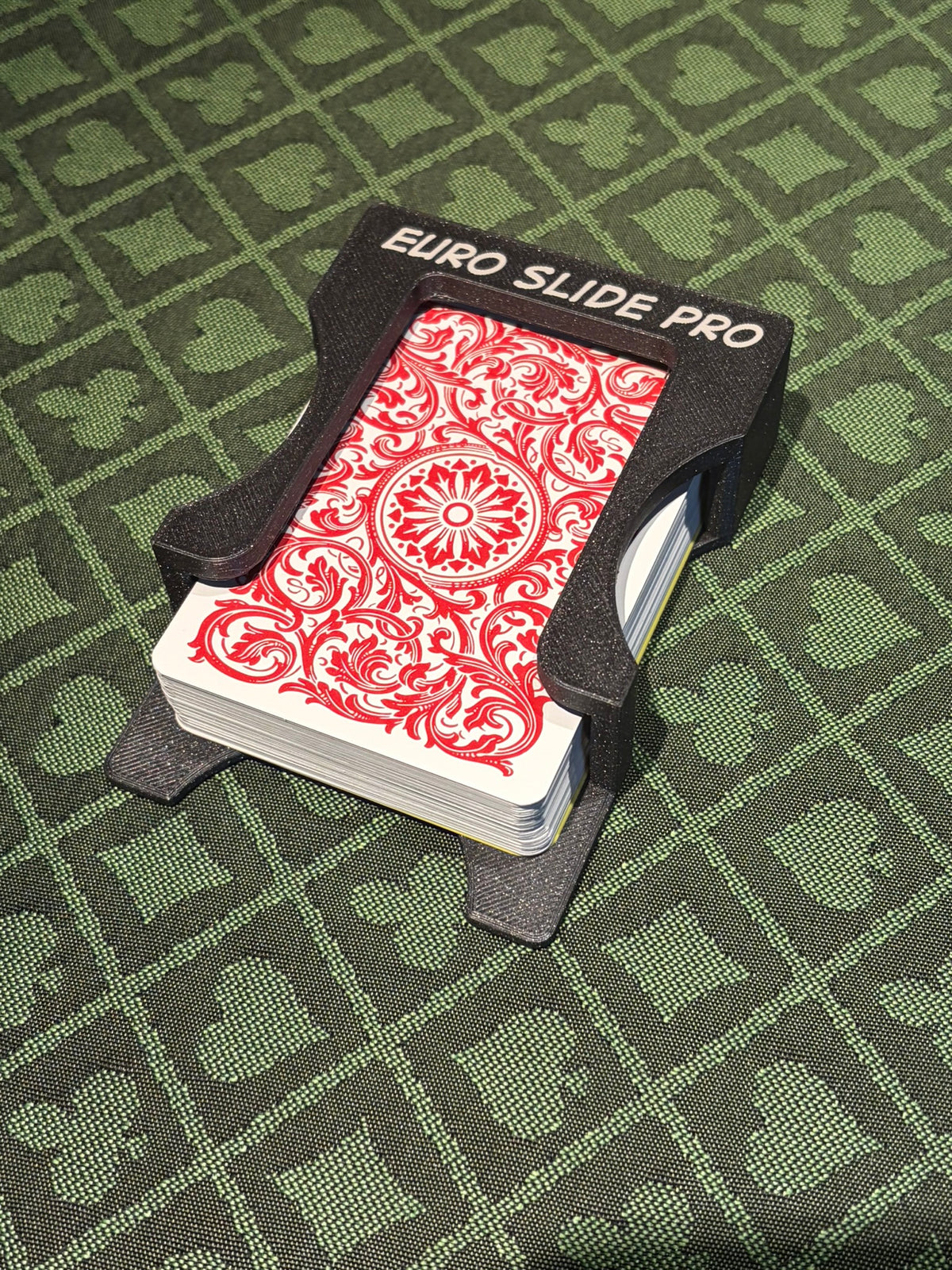 Euro Slide Pro con mazo de cartas sobre mesa de poker - Divertoys